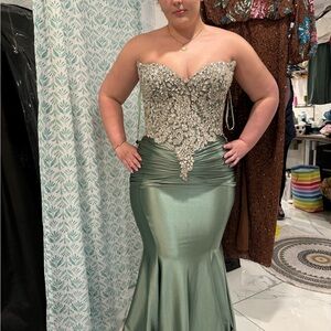 Chic Green Strapless Dress